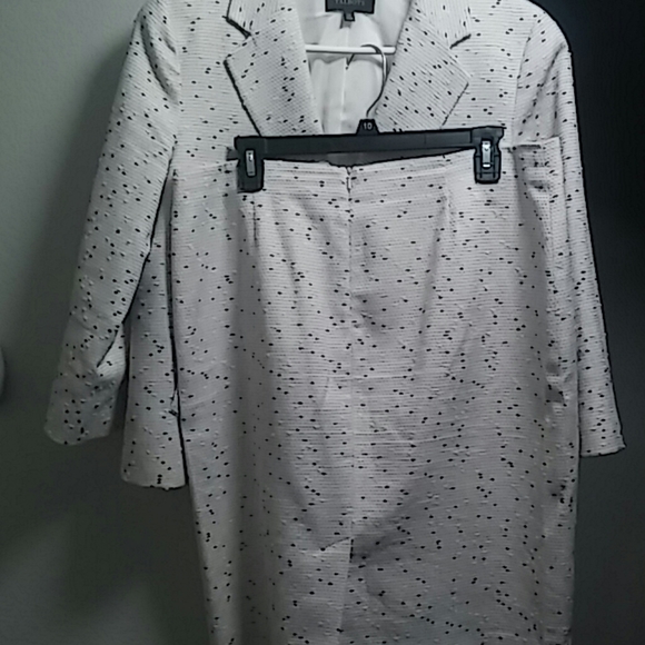 Suit - Picture 5 of 6